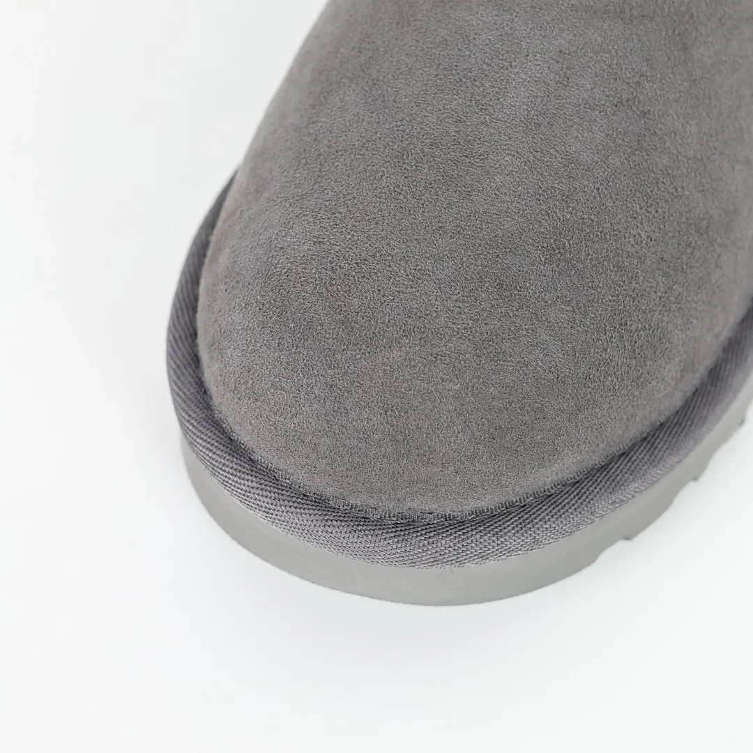Pick up locally 💰540 The core recommendation is good price UGG basic Bailey twist style Xiaohongshu hot style Henan Longfeng leather production Sheepskin integrated top quality in the market 2-3 cm cashmere insole to keep warm in winter and a very suitable choice for home use UUG has launched a style series in the new year, which is partially geared towards the preferences of young consumers and has also moved to the forefront of fashion trends. Shoe body material Water-repellent coated suede upper 17mm UGGPURE™ implanted wool insole Lightweight non-slip comfortable rubber outsole With brand LOGO Trademark Comes with full packaging Size: 35 36 37 38 39 40